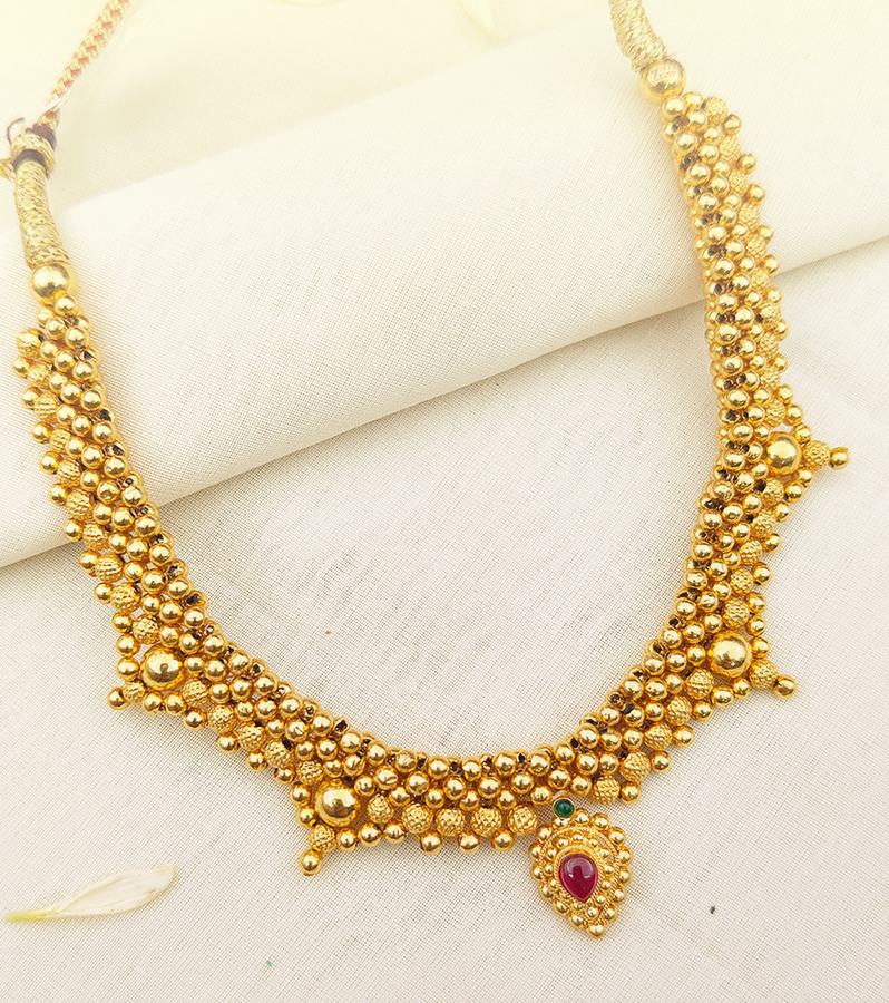 Exquisite Maharashtrian Gold Thushi with Clustered Beads