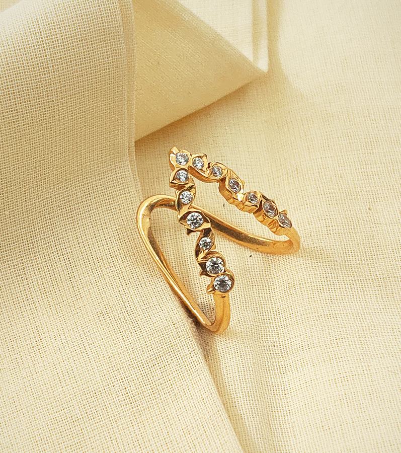 Simple and Elegant Gold Vanki Ring